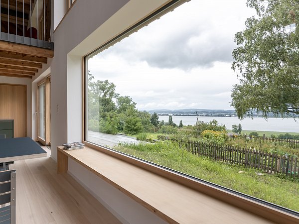 Fenster mit Sitzbank